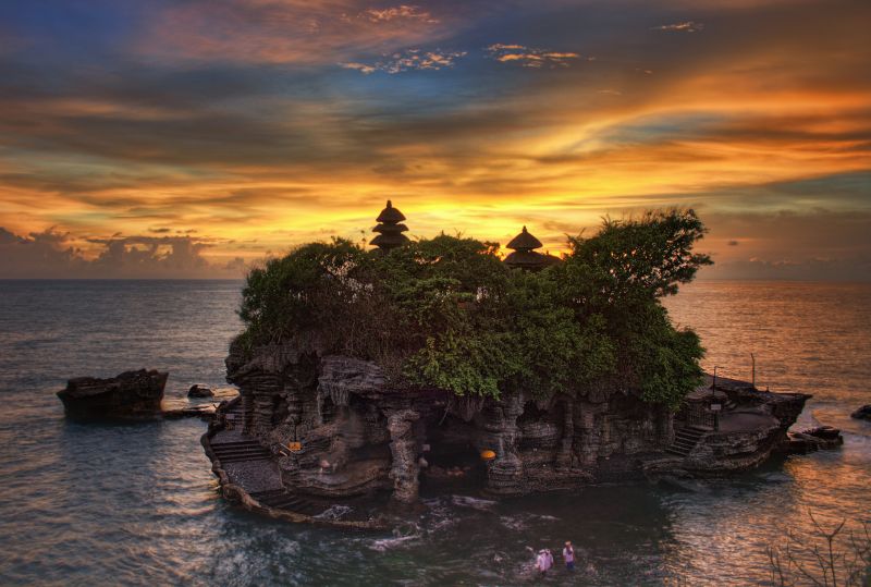 Journée traditionnelle Balinaise, palais royal et temple sur l'eau au coucher de soleil